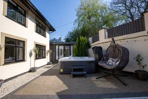 Cottage with hot tub & garden - Image 4