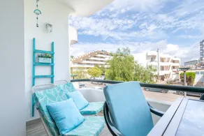 Appartement avec jardin, terrasse et piscine | Vue jardin - Image 2