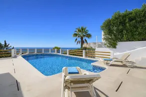 Family-oriented house with pool - Image 3