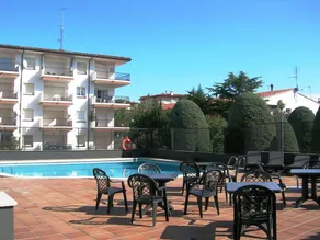 Cozy Apartment Near Beach, Central Location, Pool, Free WiFi, AC, Terrace, Fully Equipped - Image 5