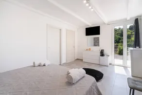 Ferienwohnung mit Garten und Pool | Perfekt für die Arbeit von Zuhause | Haustiere sind willkommen - Image 3
