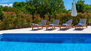 Villa with barbecue, terrace & garden - Image 2