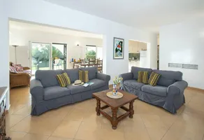Voll ausgestattete schöne Villa mit Garten und Grill - Image 3