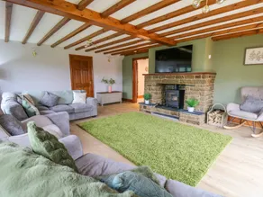 Cottage with hot tub & garden - Image 4