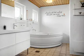 House with hot tub, sauna & BBQ - Image 5