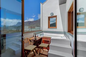 Maison avec internet haut débit, terrasse et piscine privée | Vue ville - Image 2