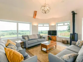 Cottage with barbeque, jacuzzi & garden - Image 2