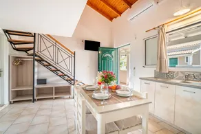 Studio with garden, fast internet & pool | Sea view - Image 4