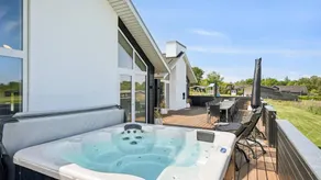 House with terrace, garden & hot tub - Image 5