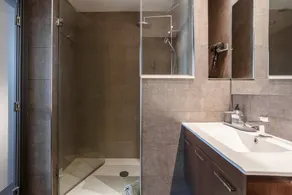 Chambre chez l'habitant avec terrasse, piscine et internet haut débit | Vue ville | Idéale pour le télétravail - Image 3