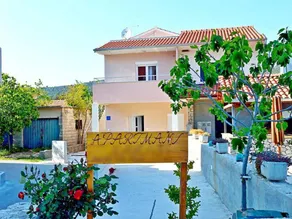 Apartment with garden & terrace - Image 2