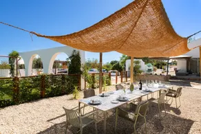 Maison adaptée aux familles avec terrasse, piscine privée et barbecue | Vue jardin | Adaptée au travail à distance - Image 4