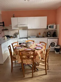 Holiday home with barbecue & terrace - Image 3
