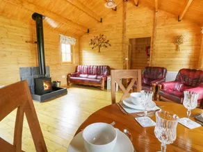 Child-friendly cottage with hot tub & garden | Pets are welcome - Image 3