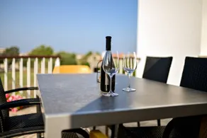 Fully equipped holiday apartment with terrace - Image 3
