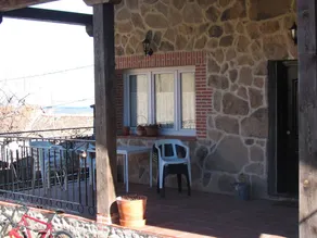 Private room with pool & garden - Image 3