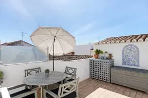 Agréable maison entièrement équipée avec terrasse et internet haut débit | Vue ville - Image 4