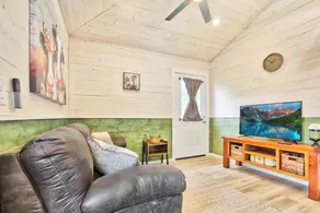 Charming Cottage with Spacious Backyard - Cozy Hill Country Retreat - Image 3