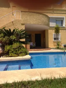 Charmant hébergement convivial et familial avec terrasse, jardin et piscine privée | Vue jardin | Avec animaux bienvenus - Image 3