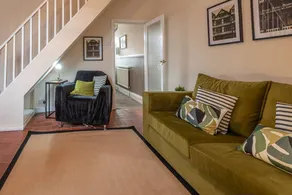Open Plan 3 Bedroom House Garden and Outdoor Seating Driveway Parking Short Drive to City Centre - Image 5