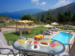 Maison entièrement équipée avec terrasse, piscine privée et jardin | Vue montagne - Image 4
