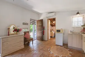 Chambre privée avec jardin, piscine et jacuzzi | Vue jardin - Image 5