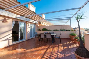 Maison entièrement équipée avec internet haut débit, terrasse et piscine | Vue jardin | Adaptée au travail à distance - Image 4