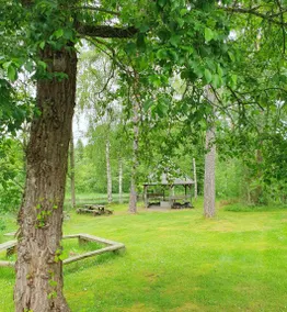 Holiday home with garden & BBQ - Image 3