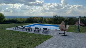 Voll ausgestattetes schönes Ferienhaus mit Grill, Terrasse und Pool - Image 2