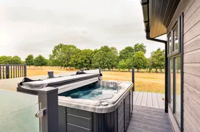 Chalet with barbeque, pool & hot tub - Image 5