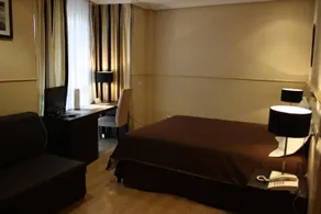 A&H Suites Internacional Madrid - Image 4