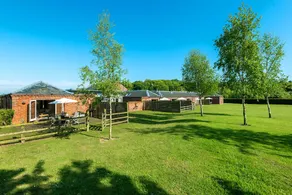 Pleasant cottage with pool, garden & barbecue - Image 5