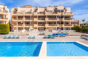 Holiday apartment with garden, terrace & pool | Close to the beach - Image 4