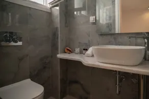 Villa with pool & terrace - Image 3