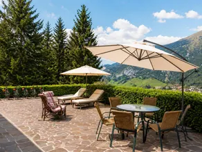 Encantadora casa vacacional apropiada para familias con jacuzzi, barbacoa y jardín | Vistas al jardín - Image 4