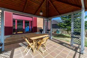 Family-friendly house with fast internet, garden & barbeque | Garden view | Perfect for remote work - Image 2