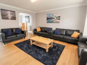 Cottage with garden & barbecue | Beach view - Image 3
