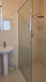 Lovely dedicated room with hot tub & garden - Image 2