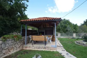 Charming apartment with barbeque & garden - Image 3