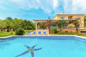 Child-friendly villa with terrace, barbecue & garden - Image 2