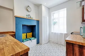 2 Bed in heart of Leigh-On-Sea, with Piano & Parking - Image 4