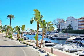 Appartement entièrement équipé avec terrasse, piscine et jardin | Vue ville | Proche de la plage - Image 4