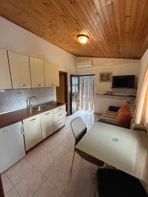 Lovely apartment with terrace, barbeque & garden - Image 2