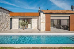 Family-oriented charming villa with pool - Image 2