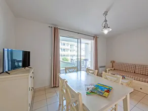 Family-oriented flat with terrace, sauna & pool | Beach nearby - Image 3