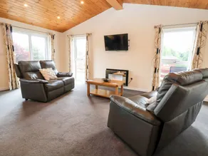 Cottage with sauna, hot tub & pool - Image 5