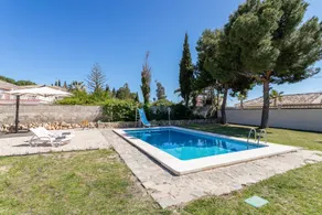 Chalet avec jardin, terrasse et piscine privée | Vue jardin - Image 2