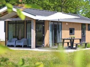 Child-friendly lodge with terrace & heated pool - Image 5