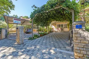 Apartment with terrace & garden - Image 5