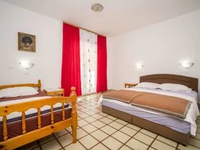 Holiday apartment with garden, pool & terrace - Image 5